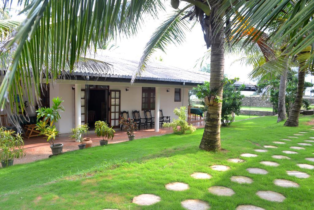Beach House Negombo Exterior photo
