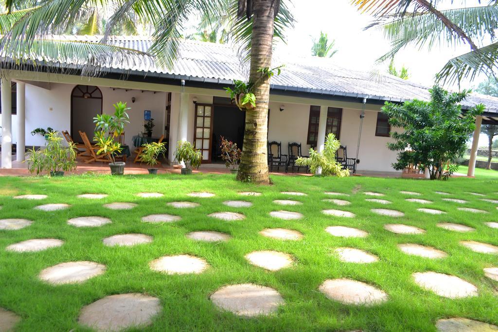Beach House Negombo Exterior photo