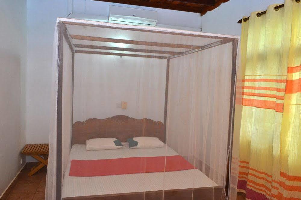 Beach House Negombo Exterior photo